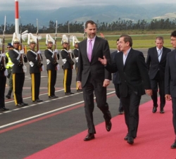 Su Alteza Real el Príncipe de Asturias a su llegada al aeropuerto de Quito, junto al canciller de la República de Ecuador, Ricardo Patiño